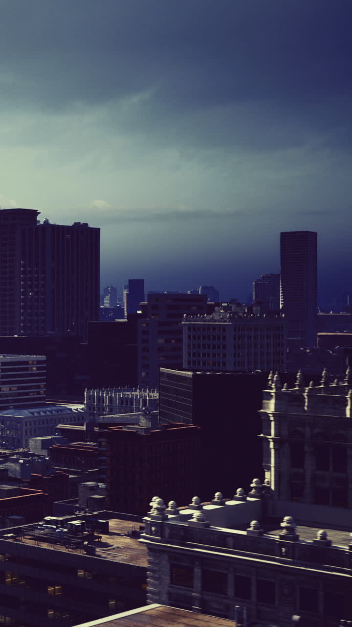 Horizonte nublado sobre una bulliciosa ciudad de edificios modernos e históricos.