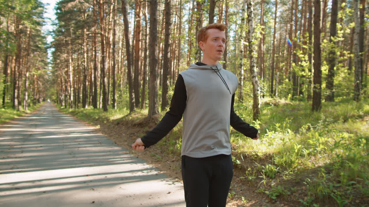 숲길 에서 로프 를 뛰어넘는 사람