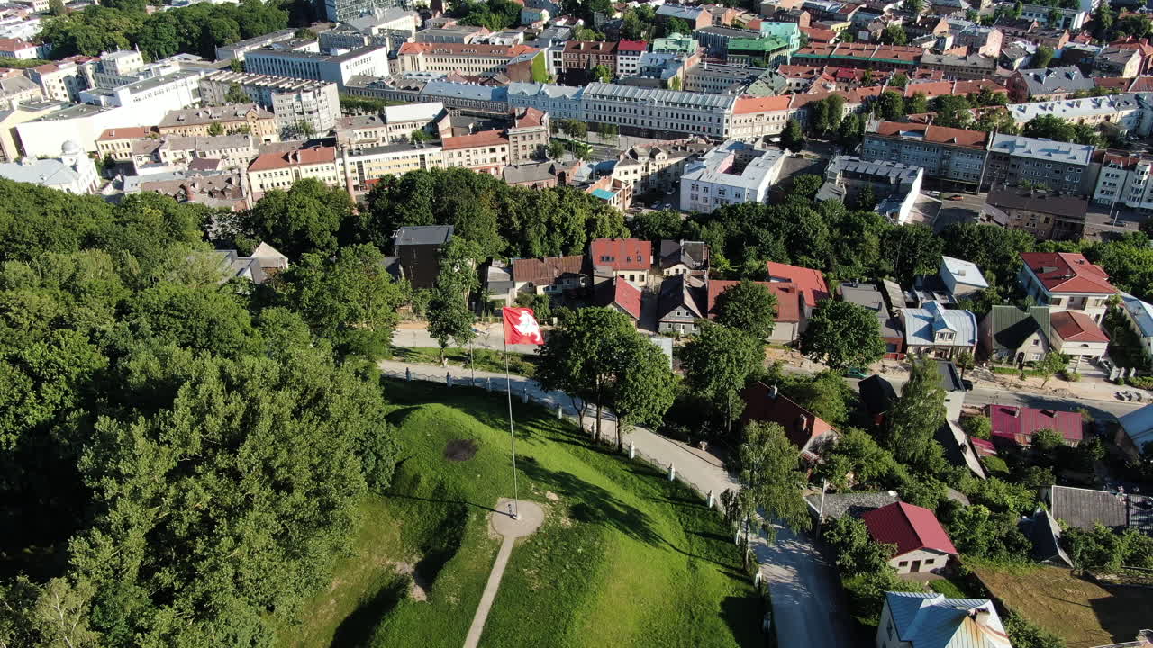 bandera lituana ondeando con el callejón de la libertad de kaunas en el fondo, vista de la órbita aérea
