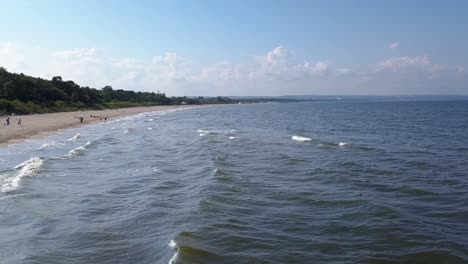 Imágenes-De-Drones-De-Una-Playa-En-Gdansk,-Polonia,-Mar-Báltico