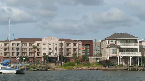 Antena-De-Casas-Prósperas-Frente-Al-Lago-Cerca-De-Galveston,-Texas