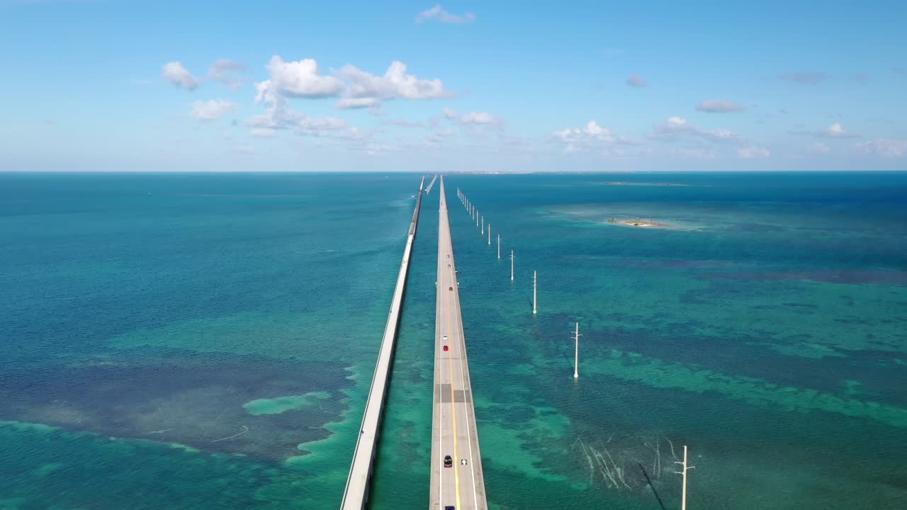 Veicoli che percorrono la Overseas Highway attraverso le Florida Keys fino a Key West negli Stati Uniti