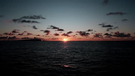 sol en el horizonte sobre el océano como se ve desde un barco