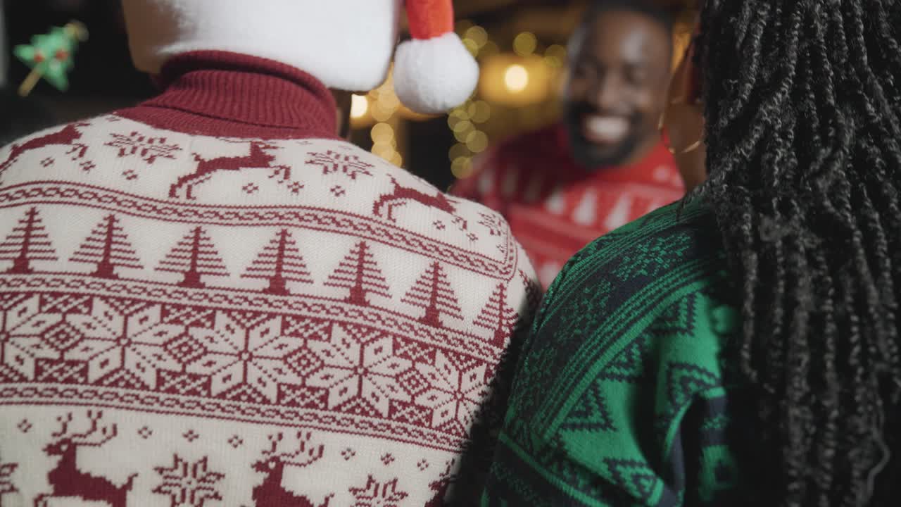 tiro de seguimiento acercándose a un grupo de amigos celebrando la navidad en el bar