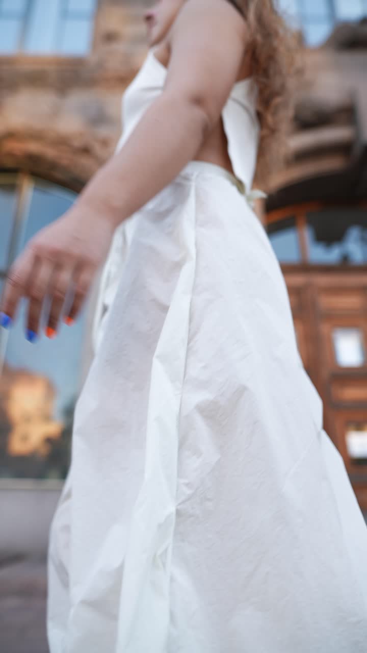 도시 건물 에서  옷을 입은 여자