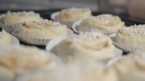 Static-close-up-of-cinnamon-buns-with-focus-pulling