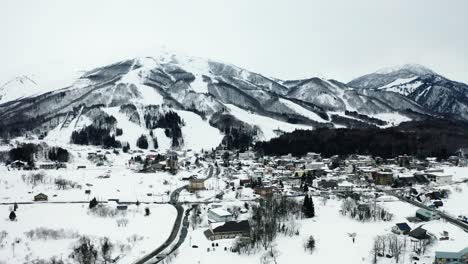 Vista-Aérea-De-La-Nieve-En-Hakuba