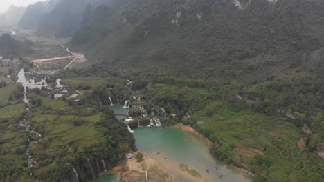 Der-Berühmte-Ban-Gioc-Wasserfall-In-Vietnam,-Luftaufnahme