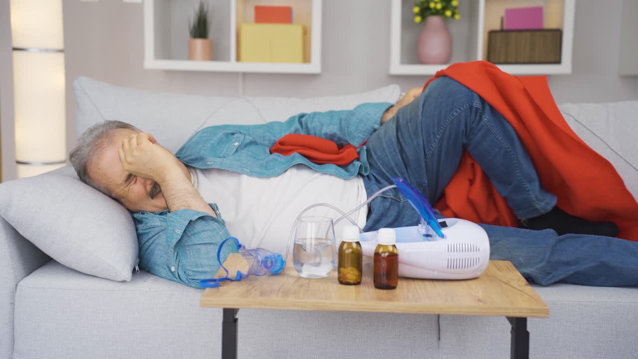 un anciano deprimido en el sofá.