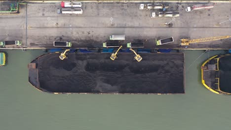 carga de barcazas de carbón en el puerto