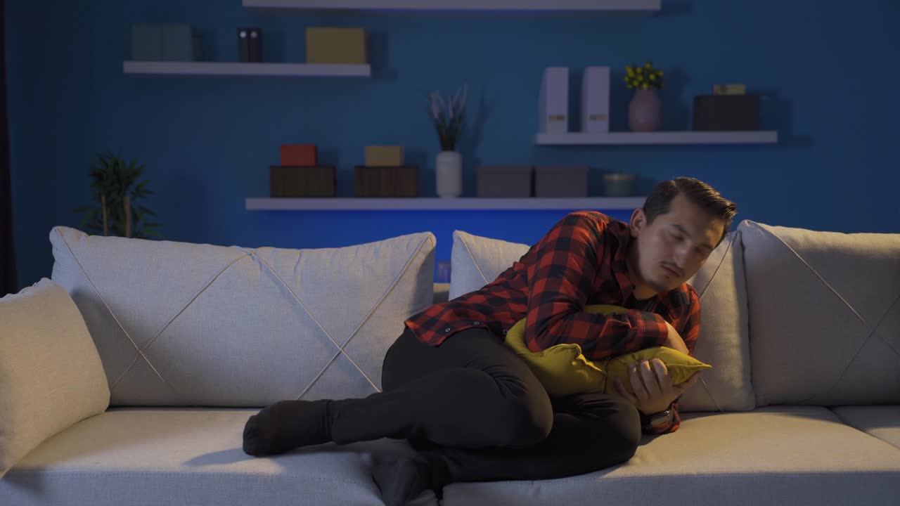 el hombre mentalmente enfermo tiene miedo.