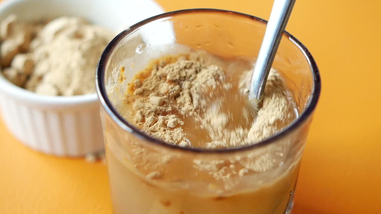 Mescolare le scaglie di lievito di birra in un bicchiere d'acqua