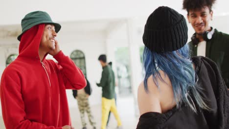 feliz diversos bailarines masculinos y femeninos hablando y saludando en el estudio de baile, cámara lenta