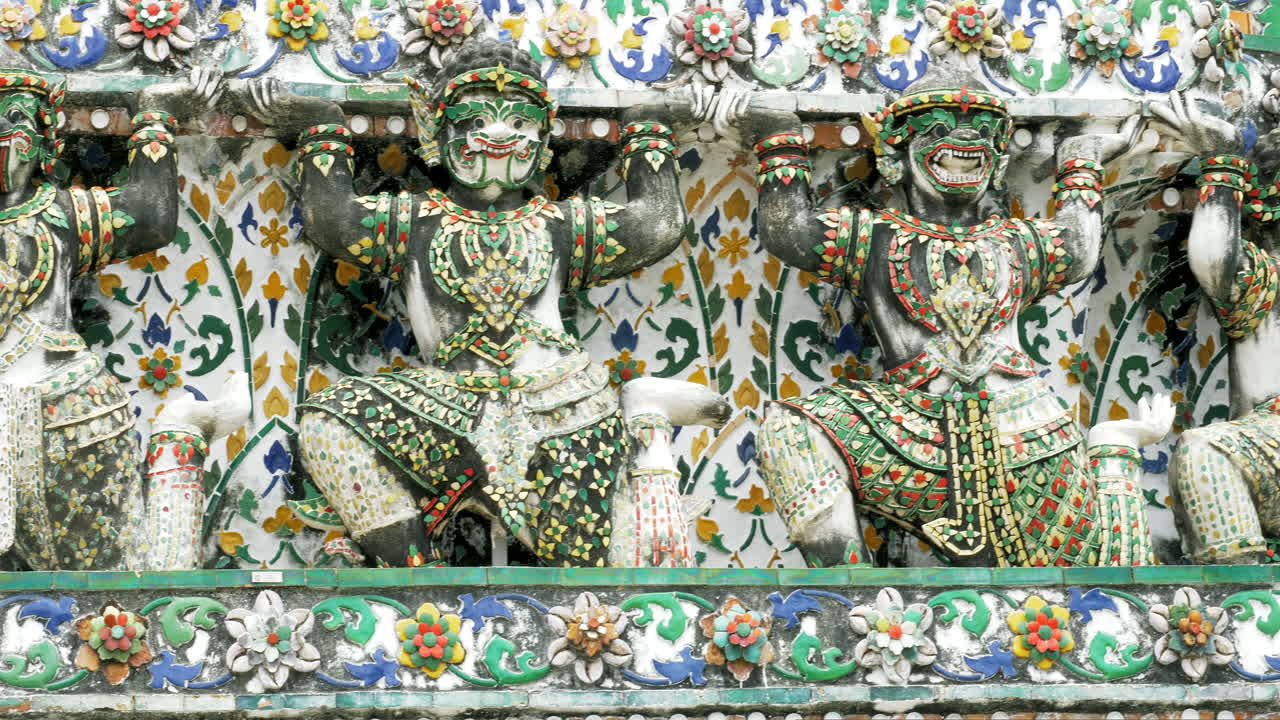 тайская традиционная литература древняя гигантская статуя вокруг основания и пагоды ват аруна