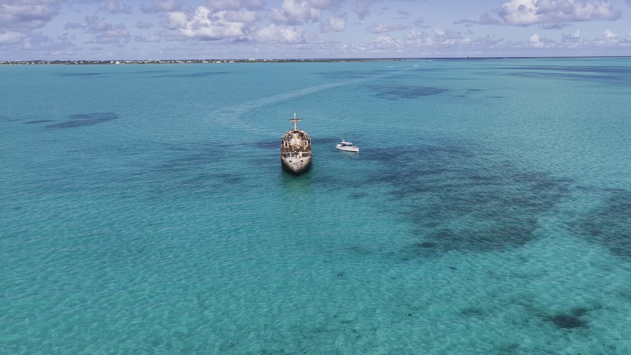 Xác Tàu La Famille Express Tại Providenciales Ở Quần Đảo Turks Và Caicos. Xác Tàu Nổi Tiếng. Phong Cảnh Nhiệt Đới. Biển Caribbean Tuyệt Đẹp. Xác Tàu La Famille Express Ở Quần Đảo Turks Và Caicos