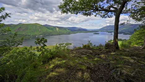 Vista-De-Verano-A-Través-De-Derwentwater-En-El-Distrito-Inglés-De-Los-Lagos-Mirando-Hacia-La-Ciudad-De-Keswick-Con-Skiddaw-Detrás