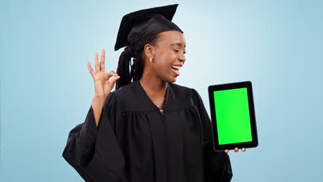 Estudiante-De-Graduación,-Mujer-Y-Pantalla-Verde-De-Tableta