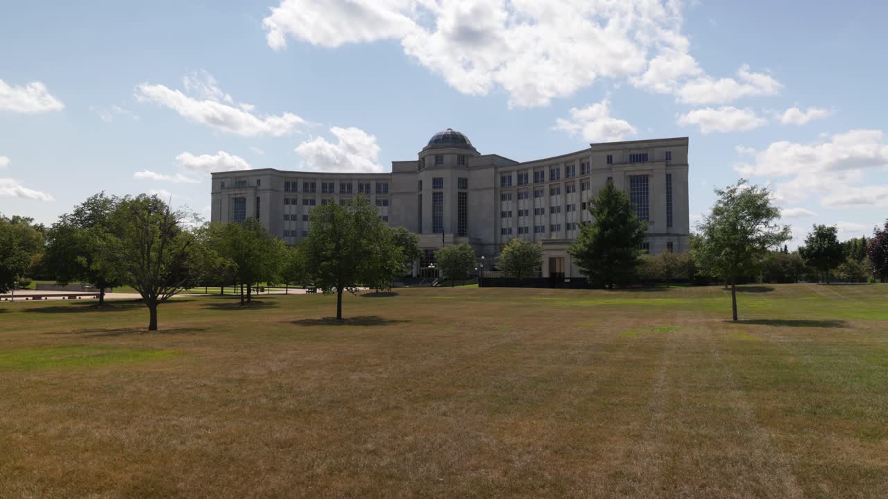 타임랩스 비디오가 있는 미시간 주 랜싱의 미시간 주 대법원 건물