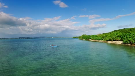 Lokaler-Fischer-Wirft-Vor-Hurrikan-Maria-Ein-Netz-Am-Strand-Von-Combate-In-Puerto-Rico