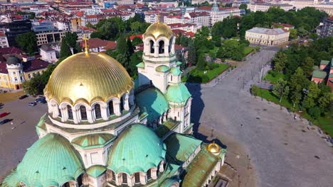 Close-up-aerial-shot-of-the-golden-domes-of-Saint-Alexander-Nevsky-Cathedral,-a-Bulgarian-Orthodox-cathedral-built-in-Neo-Byzantine-style-in-Sofia,-Bulgaria