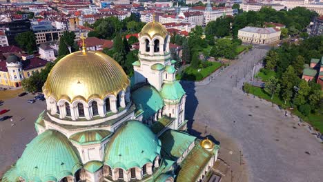 fotografía aérea de cerca de las cúpulas doradas de la catedral de san alejandro nevsky, una catedral ortodoxa búlgara construida en estilo neo-bizantino en sofía, bulgaria