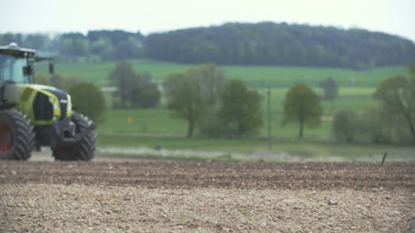 Landwirtschaft-Landwirtschaftlicher-Traktor,-Der-Feld-Säen-Und-Kultivieren