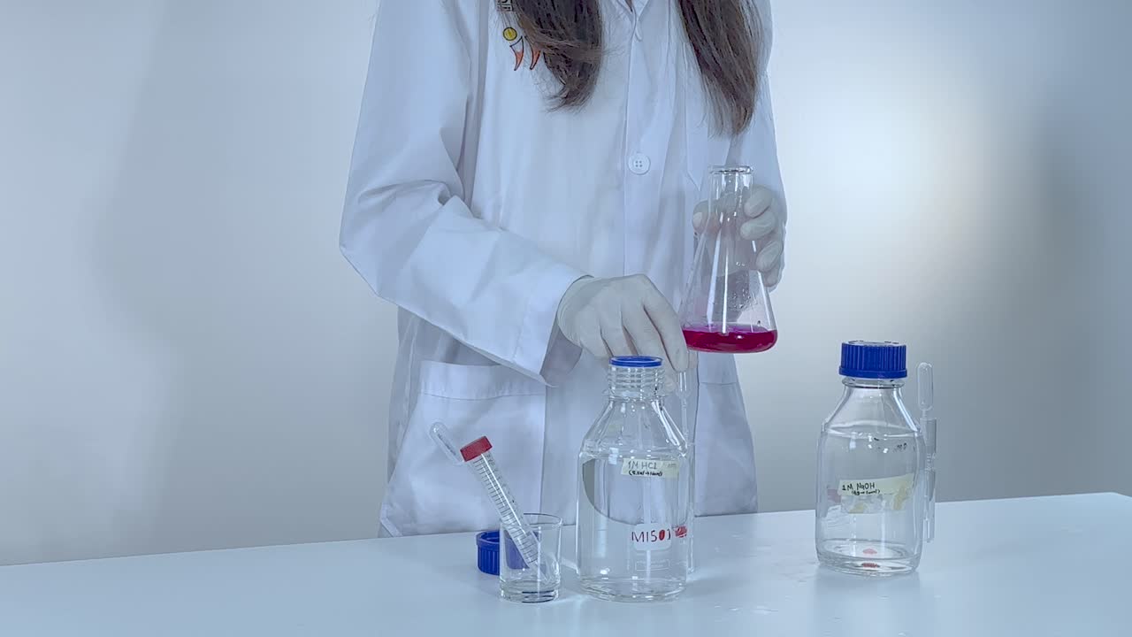 demostrando el cambio de color con las bases utilizando fenolftalina