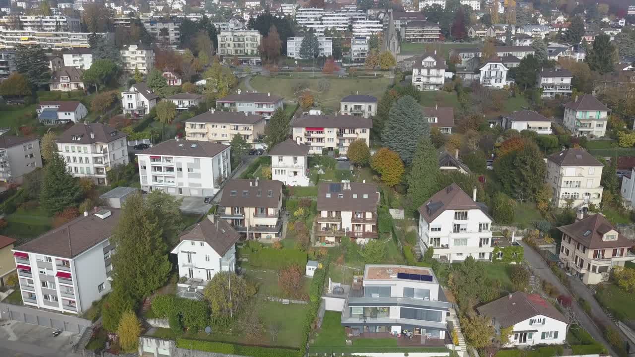 Lausanne, şehrin yerleşim bölgesi, bahçelerle çevrili evler ve binalar, drone havadan görünümü, kentsel çevre, İsviçre, Vaud