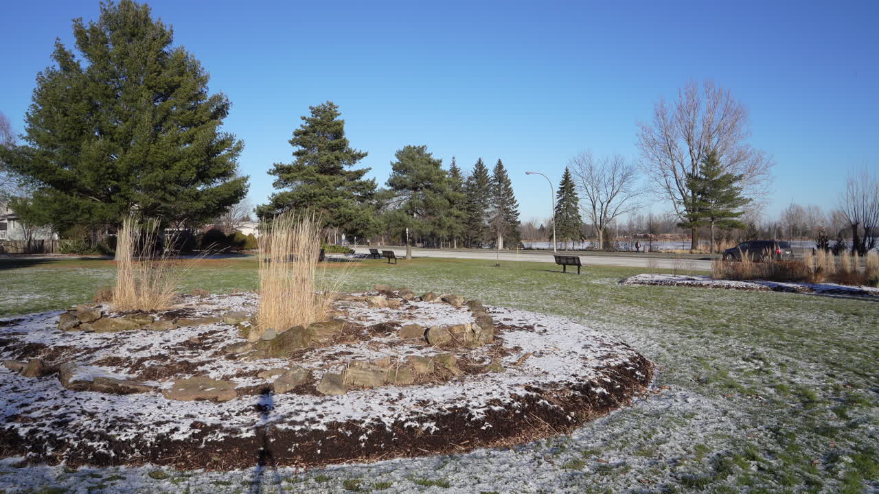 todavía rodada en un parque en medio de una ciudad junto a un lago