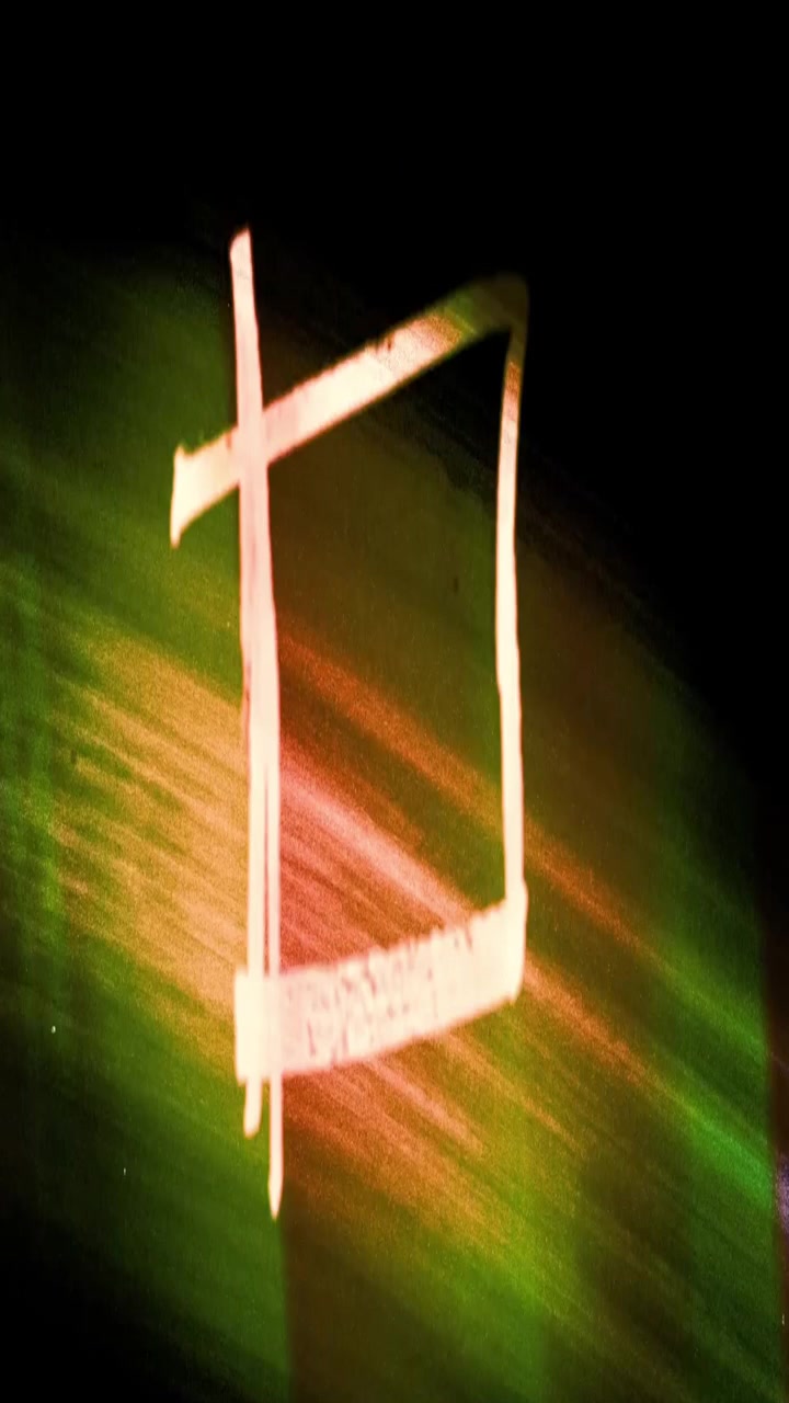 Scie luminose astratte che formano forme geometriche su sfondo nero