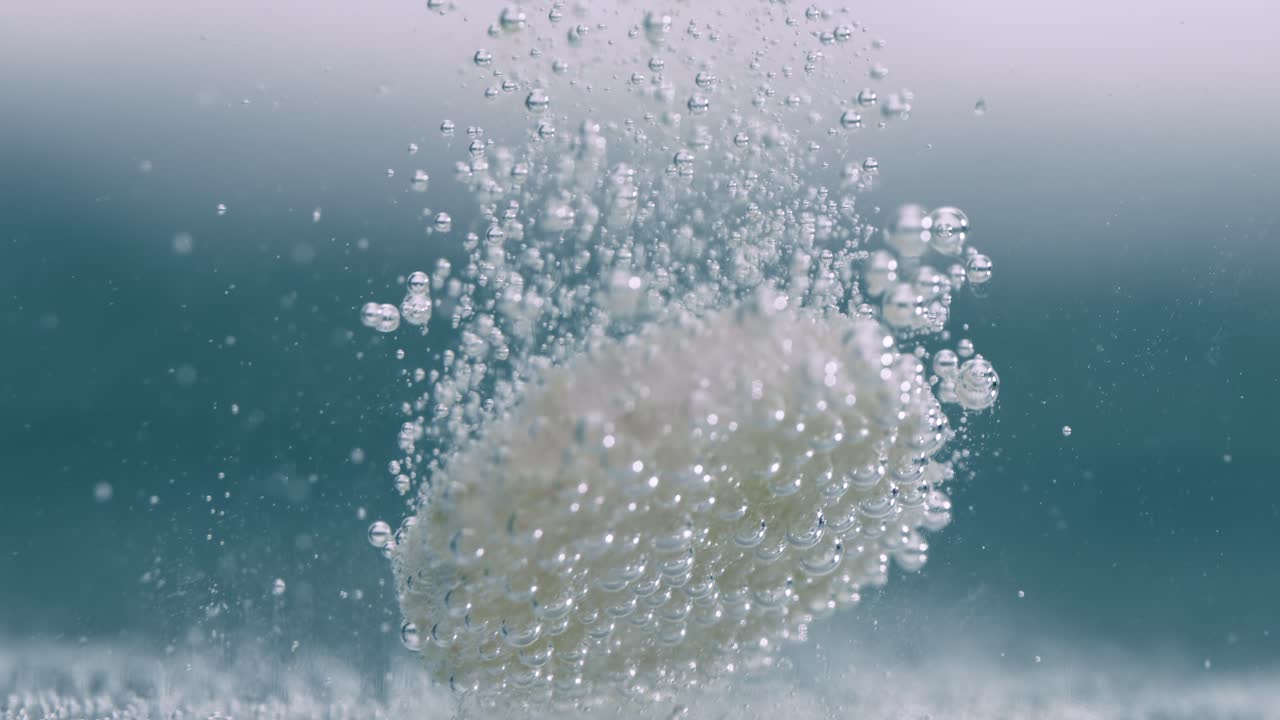 극단적인 클로즈업 거리는 태블릿, 물 에서 버블링하는 약, 슈퍼 슬로 모션 카메라 1000fps에서 촬영.