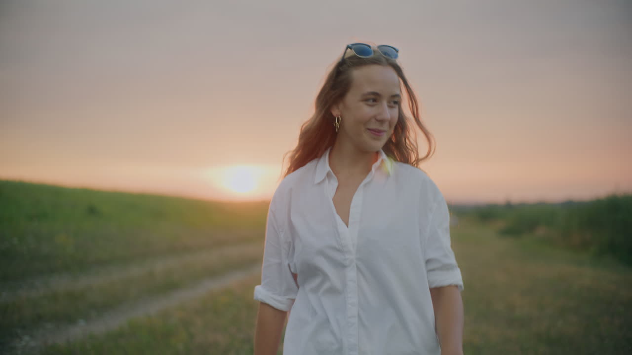 Smilende, glad kvinde går