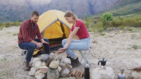 Pareja-Caucásica-Acampando-En-La-Naturaleza