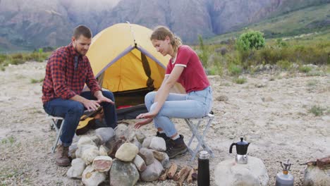 pareja caucásica acampando en la naturaleza