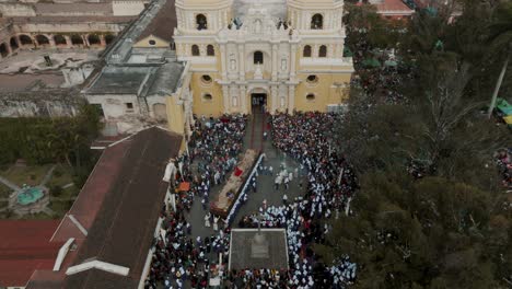 Tradicionales-Procesiones-Del-Domingo-De-Pascua-En-La-Ciudad-De-Antigua,-Guatemala