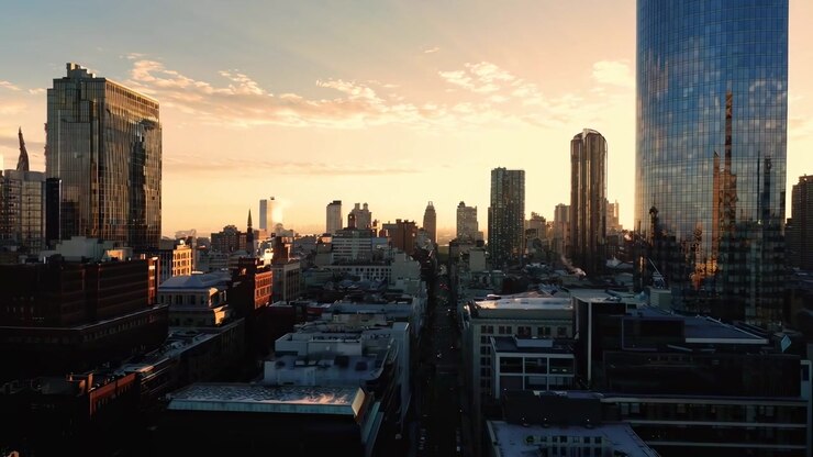 Vista aerea dell'orizzonte della città moderna al tramonto