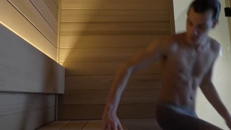 joven sin camisa se sienta después de tomar un baño en el hotel