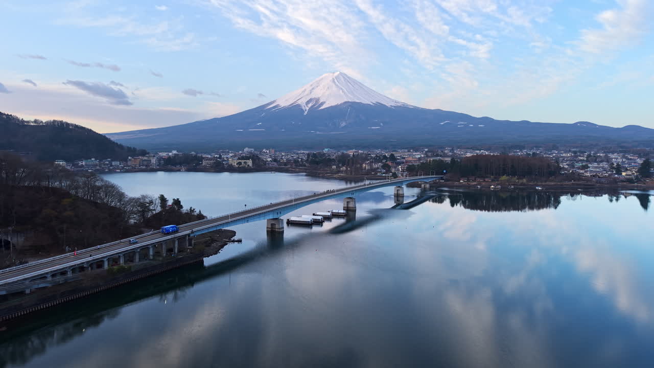 Vista aérea con dron del puente Kawaguchiko-Ohashi cerca de la ciudad de Fujikawaguchiko en Japón con el monte Fuji al fondo