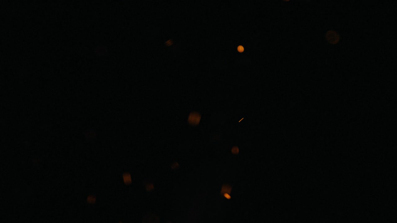 brasas brillantes naturales que se elevan. filmado en negro. primer plano con buena profundidad de campo