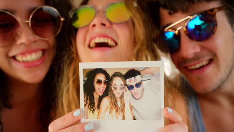 un grupo de amigos felices sonriendo