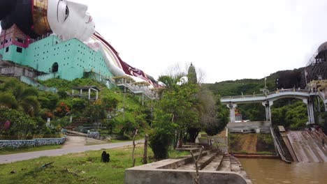 revelación de la pagoda win sein taw ya que se encuentra en las afueras de mawlamyine