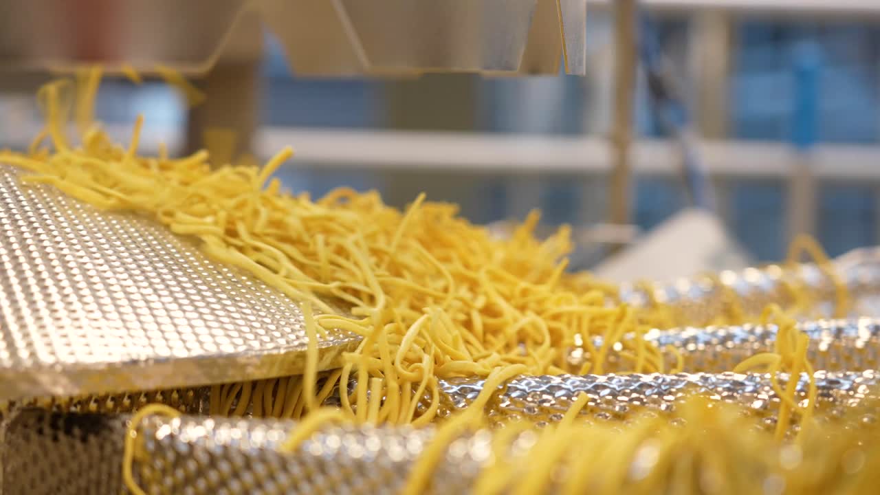 Produzione di massa di Spätzle.