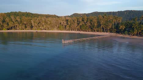 buena vista aérea de arriba vuelo bahía de playa natural tailandia, muelle de madera hora de oro, laguna koh kood 2022