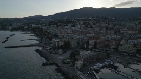 Vista-Aérea-Del-Destino-Turístico-De-La-Ciudad-Italiana-De-San-Remo-En-La-Riviera-Costera