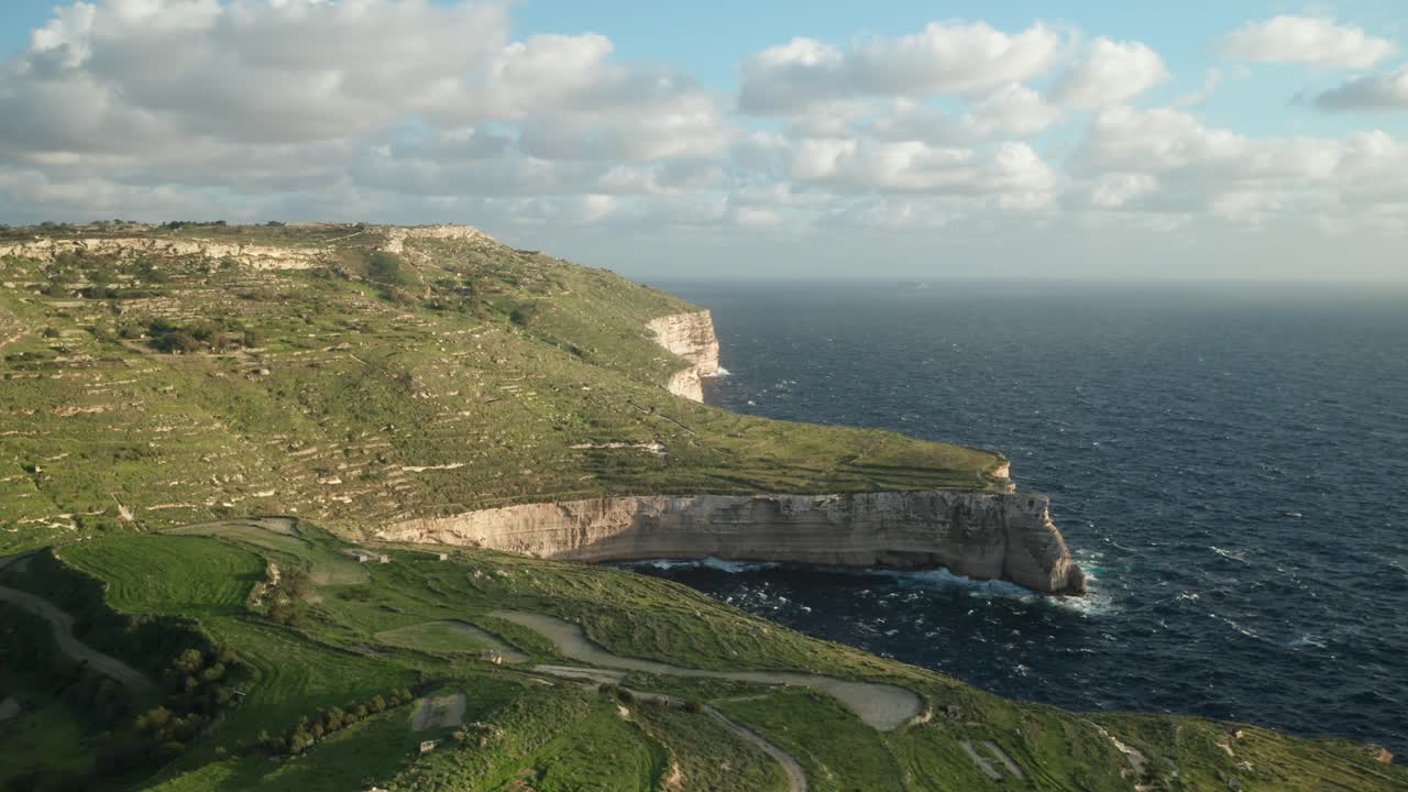 antena: volando sobre la costa de malta en una tarde soleada durante la hora dorada