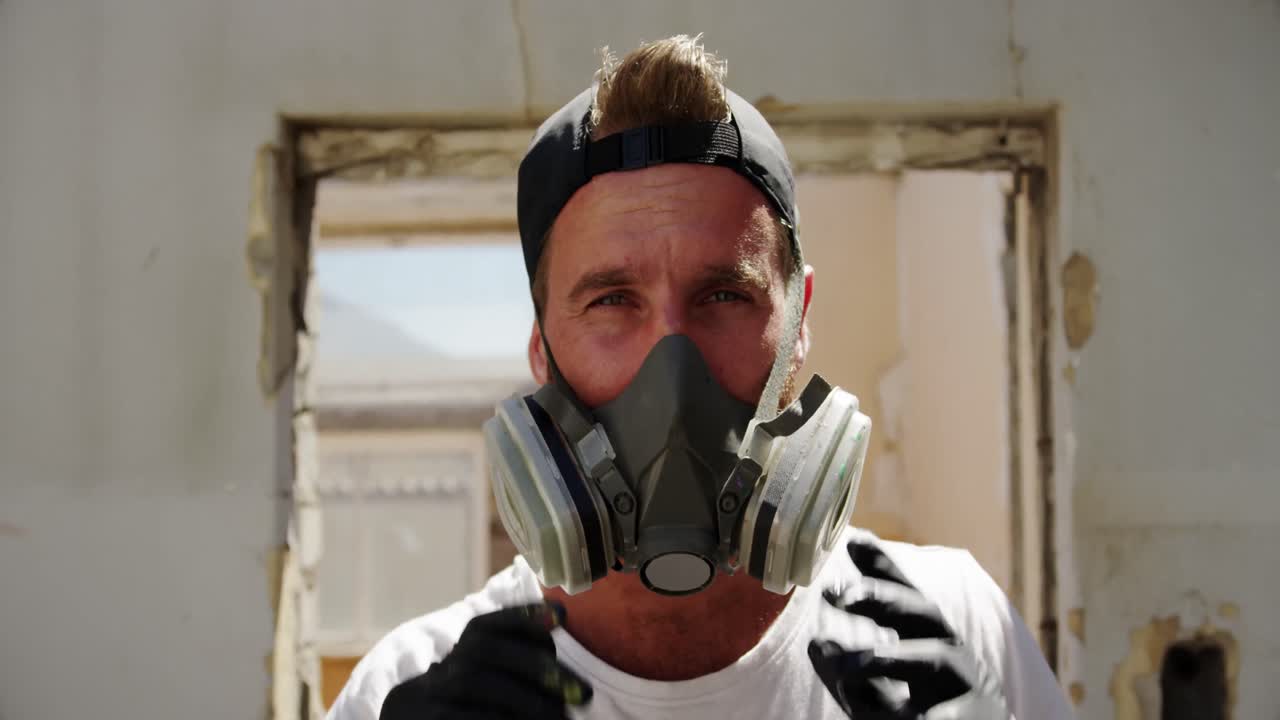 artista de graffiti que lleva una máscara de protección 4k