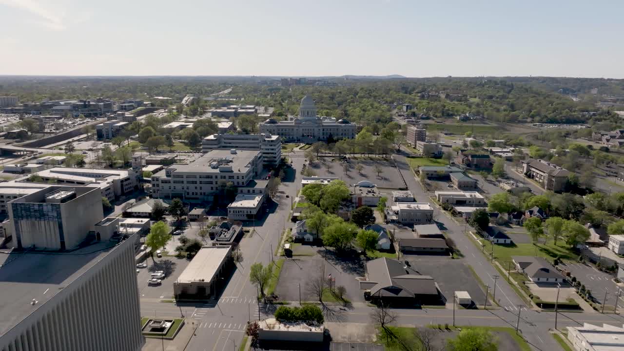 здание капитолия штата арканзас в литтл-роке, штат арканзас с широкоформатным видео с дроном, движущимся вперед