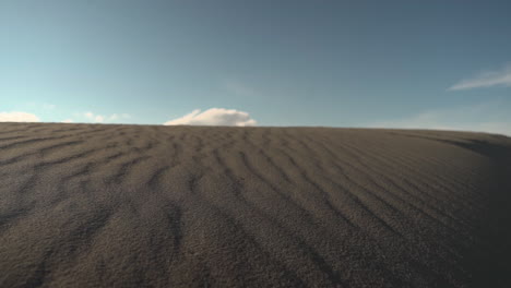 dunas de arena en un día soleado estableciendo tiro