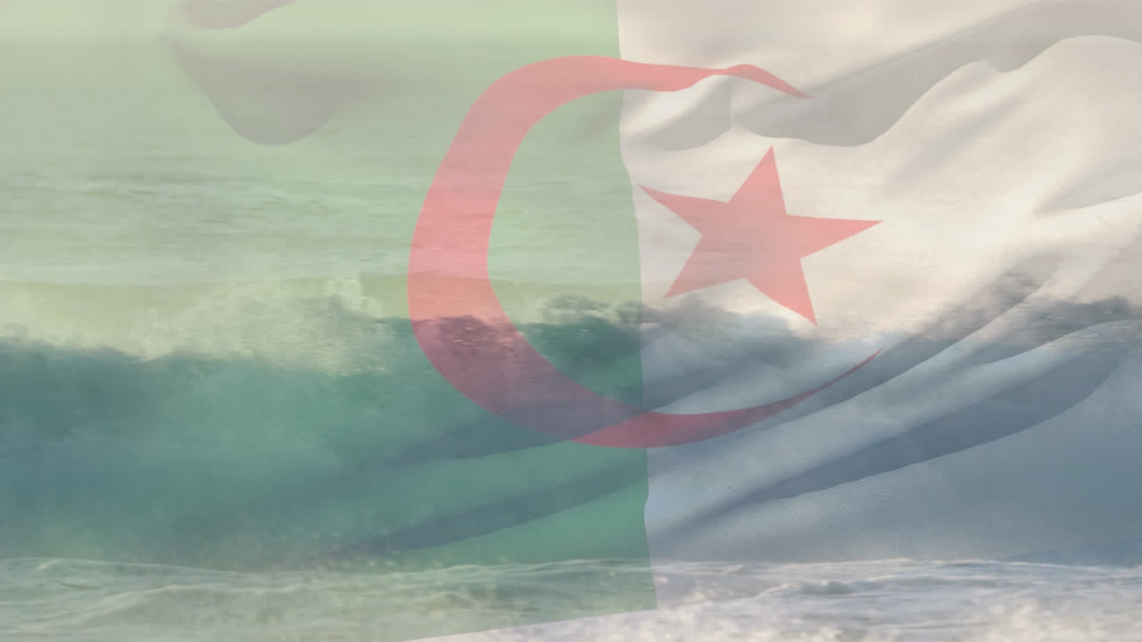 Composizione digitale della bandiera dell'Algeria che sventola contro le onde nel mare.