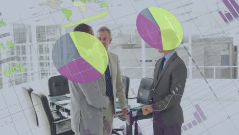 animación del procesamiento de datos financieros sobre diversos colegas estrechando la mano en la oficina